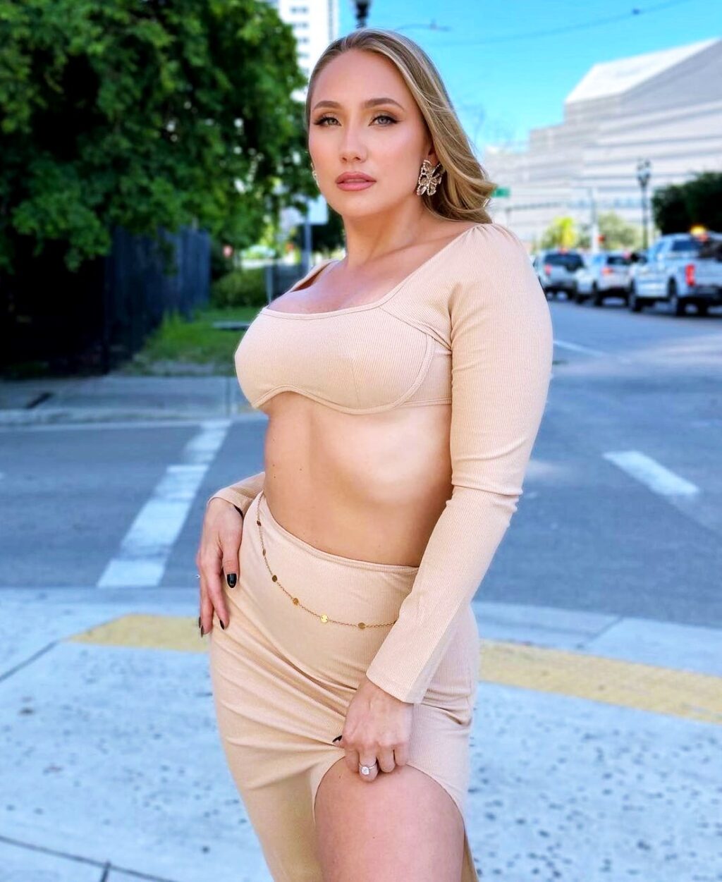 aj applegate retired natural pornstar 34 años edad 2023 erotic model centerfold beige tight dress