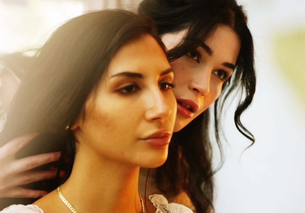 Evelyn Claire a los 27 años de edad en debut como directora junto a Gianna Dior de 26 años de edad en 2023