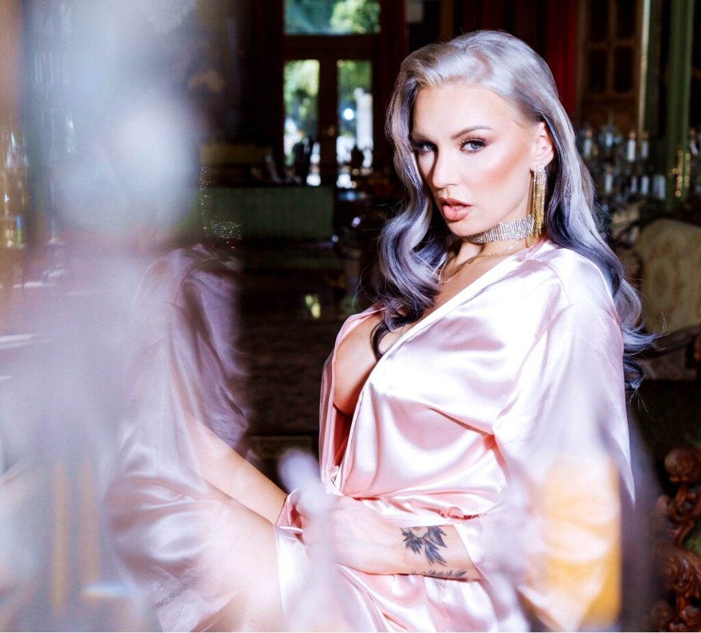 kenzie taylor milf bombshell pornstar a los 33 años de edad en avn magazine 2023 como fashion model