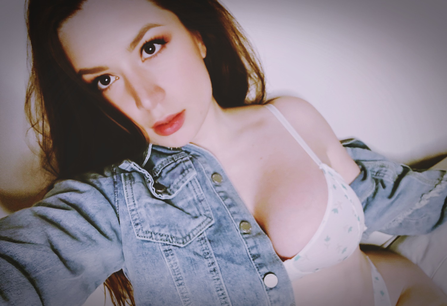 Veronica Vain at 32 Years Old: Selfie Spieger Girl (2023)