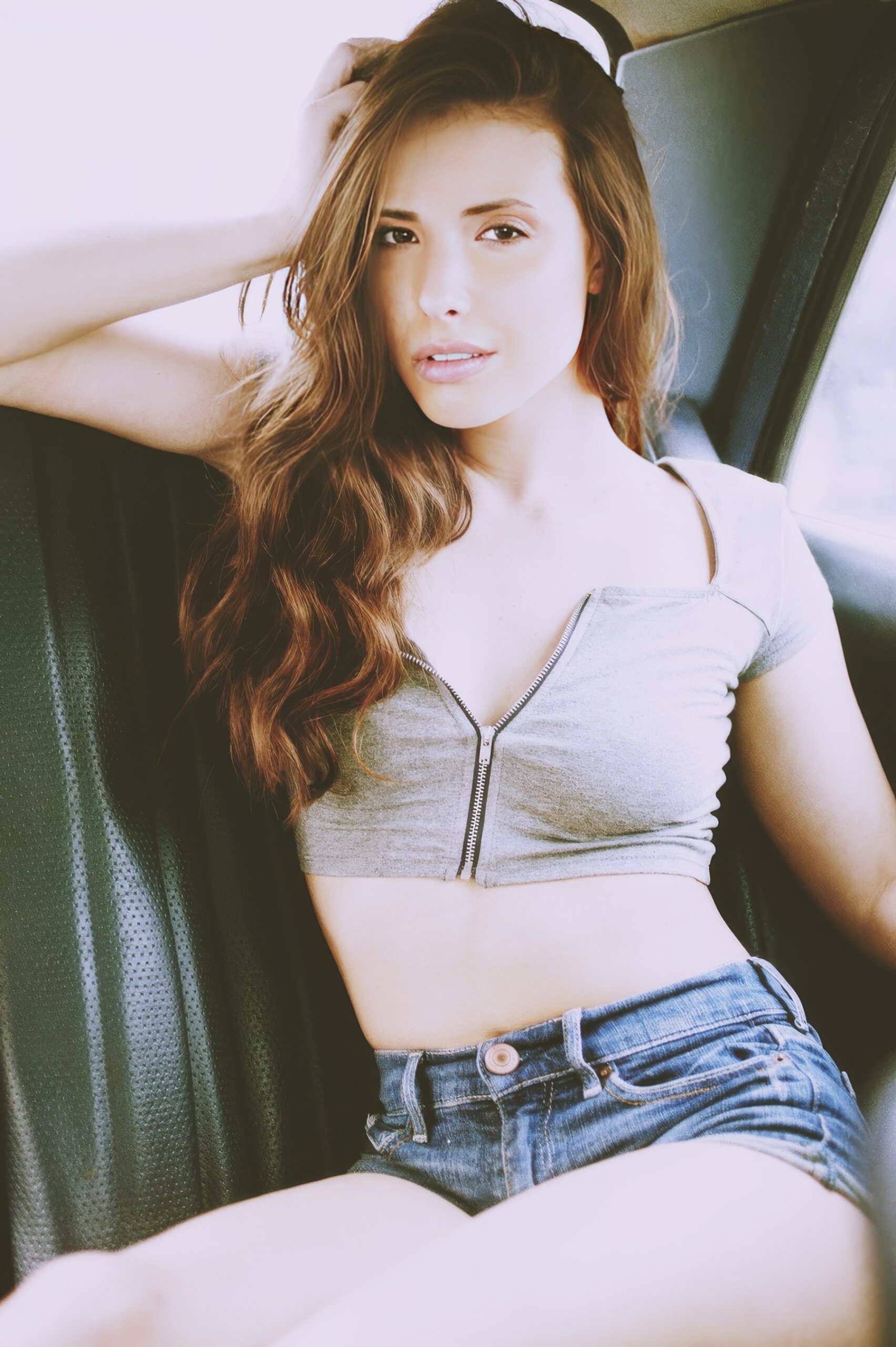 Casey Calvert en estilo casual (2017) Fashion Short Jeans