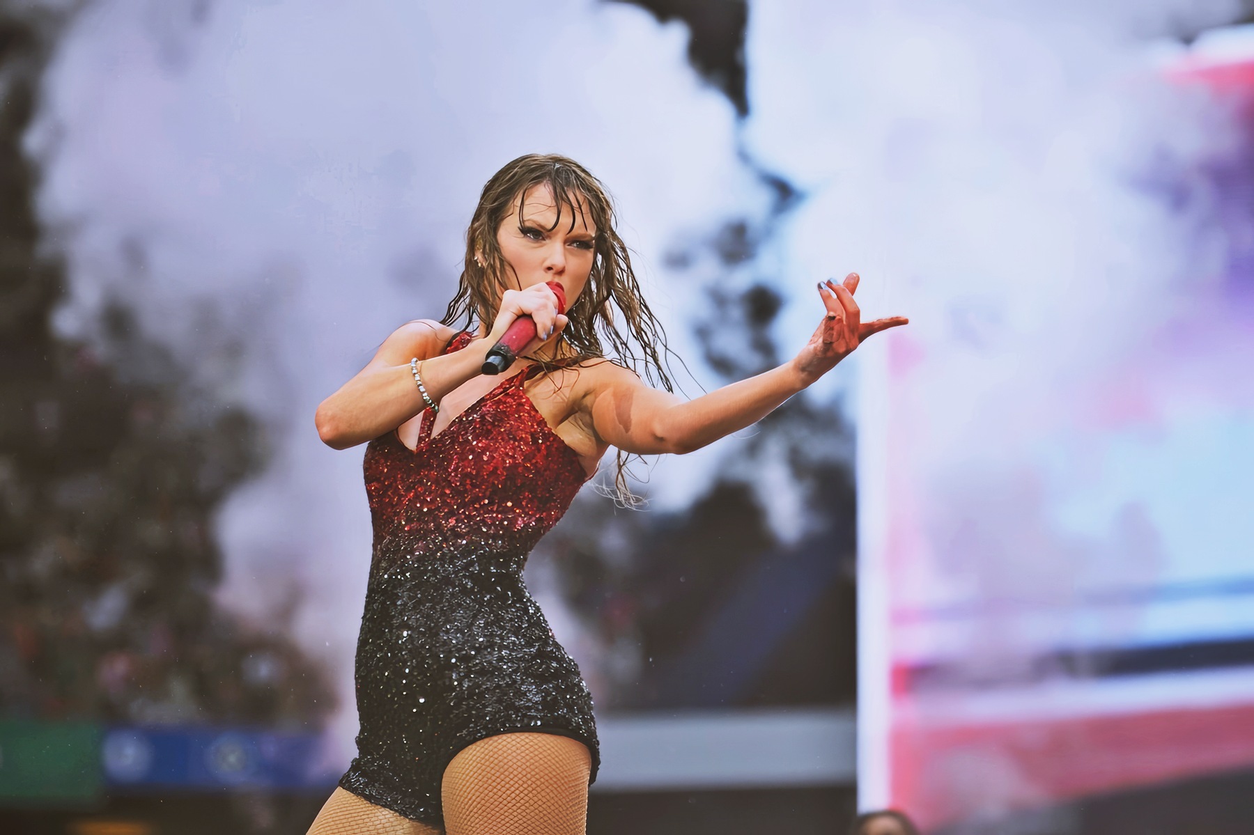 Taylor Swift, drenched and dazzling, brings the heat to Hamburg with a sexy, rain-soaked performance!