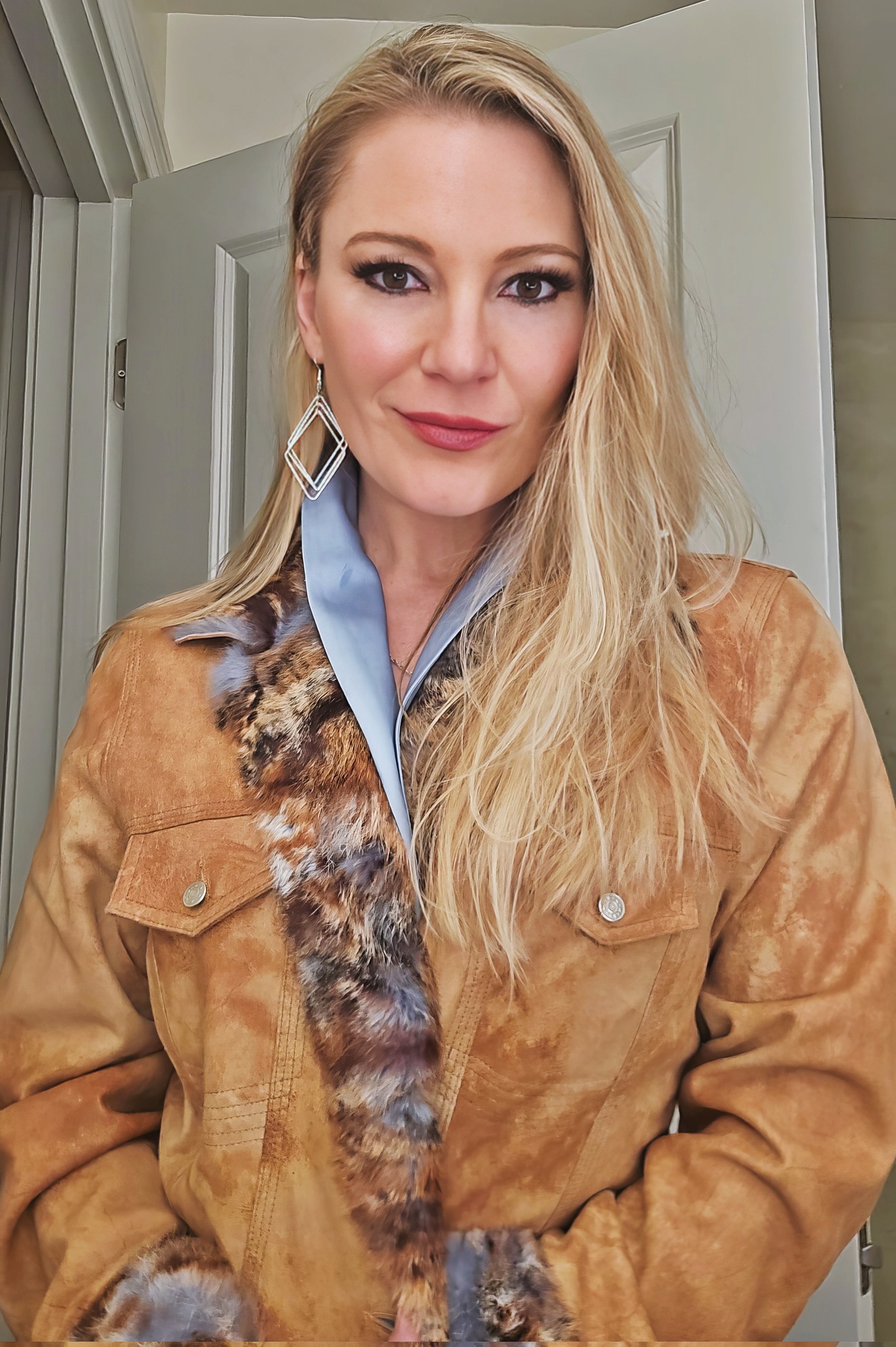 Aurora Snow at 44 Years Old as Selfie Model and Retired Perfomer After Porn Ends (2026)