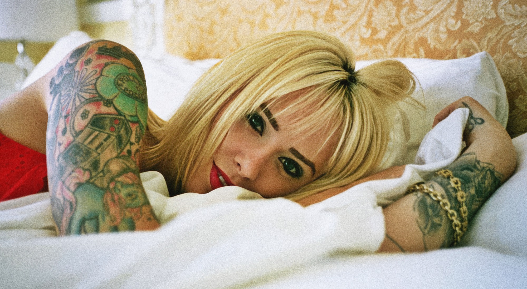 Alysha Nett at 27 Years Old: The Blonde Tattooed Sexual Social Icon (2014) Slender and Natural Face Portrait Bed Wake Up