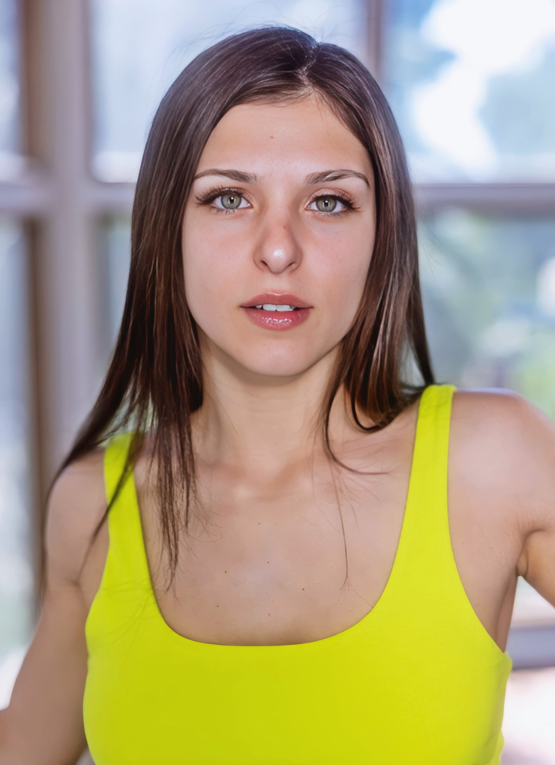 Leah Gotti at 26 Years Old: Dont You Want to Be a Star (SheSeducedMe, 2023) Yellow T-Shity and Jeans Slender Natural petit Brunette