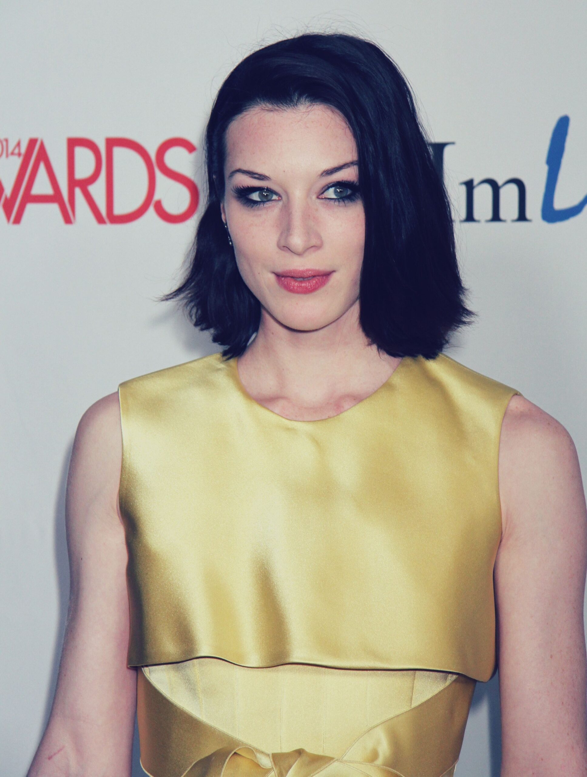 brunette 28 años edad natural yellow pale dress at aven awards show