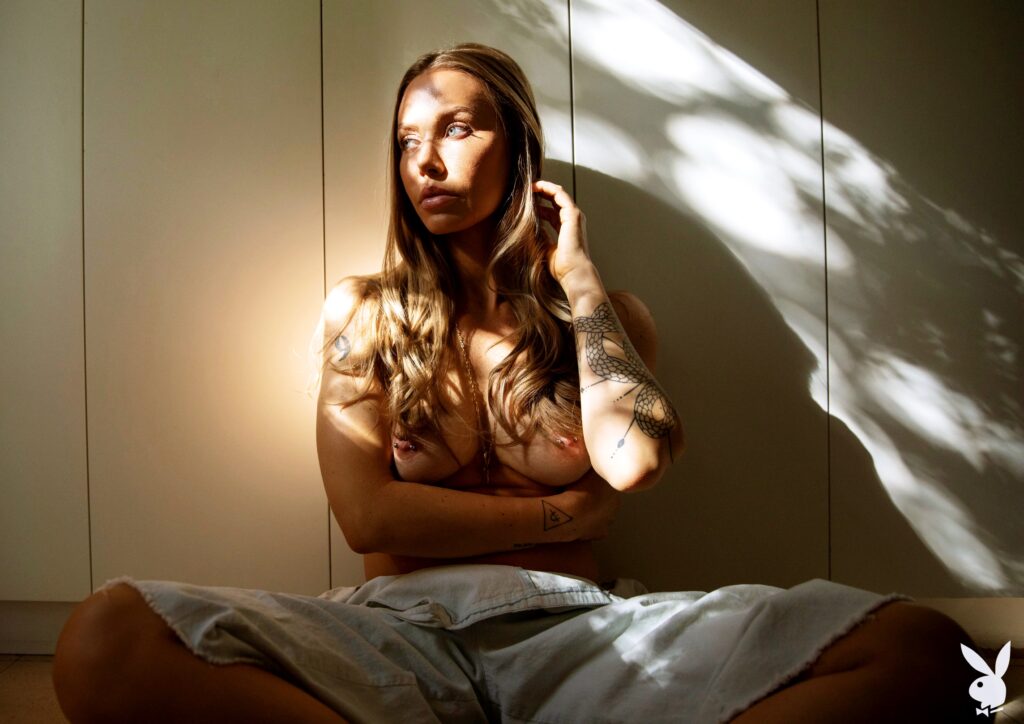 Nicole Aniston blonde natural retired pornstar como centerfold y playboy cybergirl del mes de junio de 2022 con senos naturales