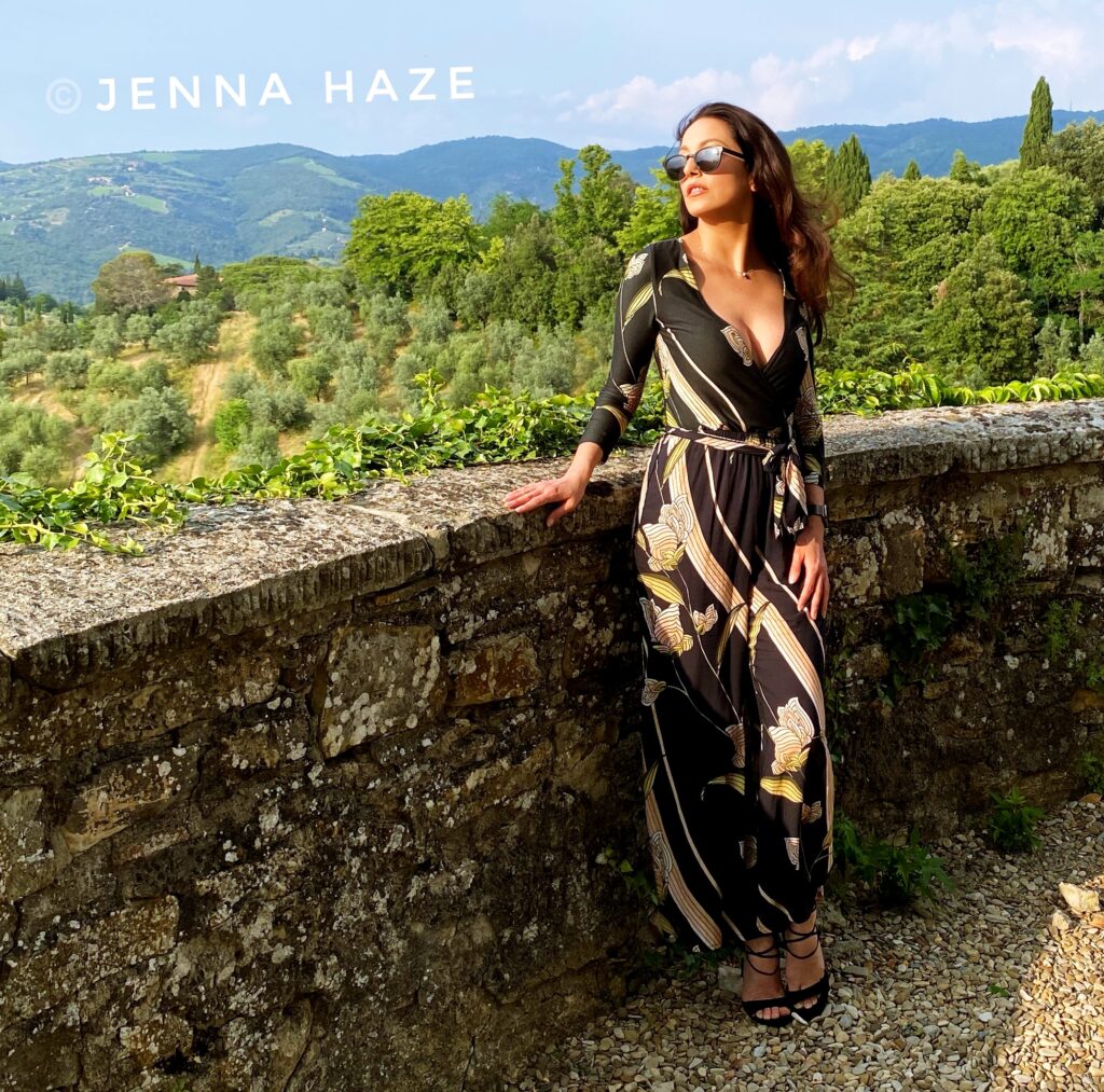 jenna haze natural brunette retired pornstar a los 41 años de edad en 2023 con vestido negro