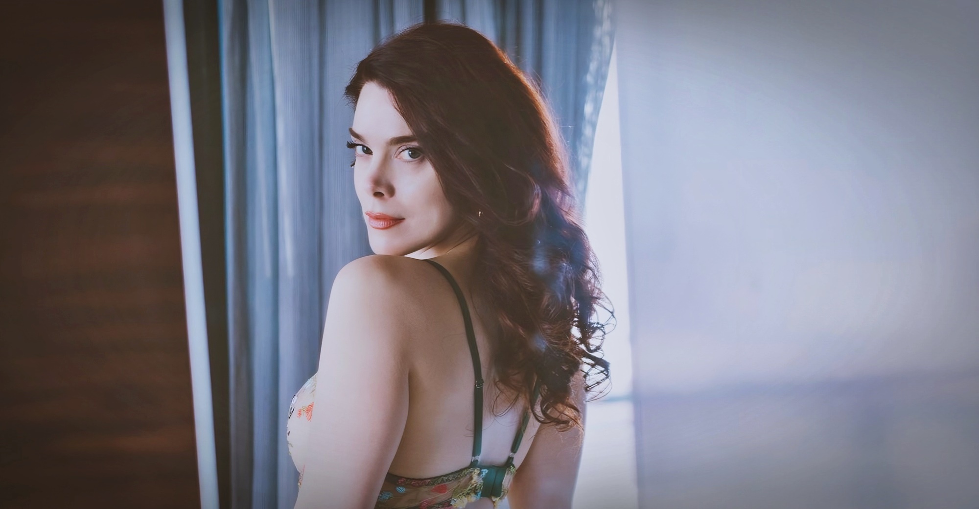 Nicole Vaunt at 30 Years Old as Erotic Centerfol Moldel MILF All Natural Brunette (2026)